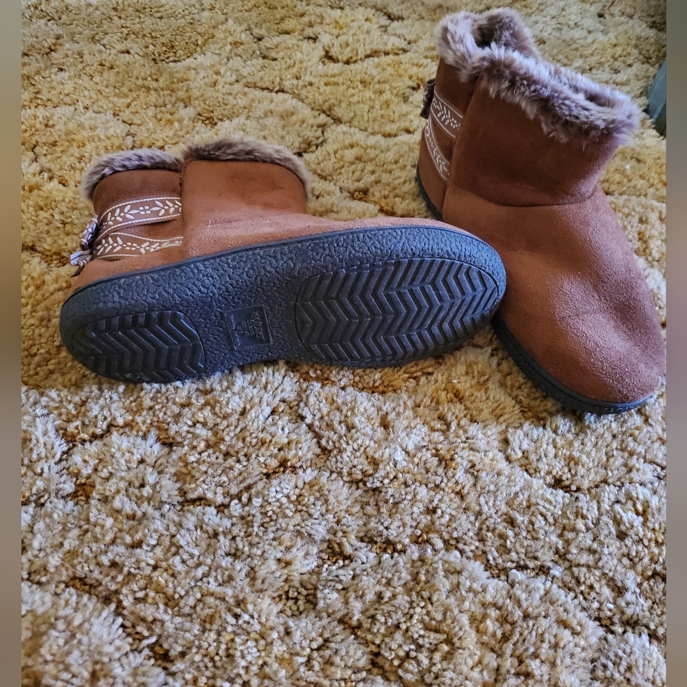 Isotoner slippers 8.5 brown